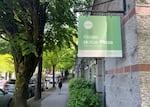 El 28 de abril de 2025, fuera del edificio de apartamentos del noroeste de Goose Hollow en el centro de Portland, las organizaciones sin fines de lucro poseen y operan seis propiedades de vivienda para estudiantes asequibles en todo el área metropolitana de Portland.