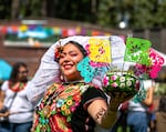 Un artista con Alma Oaxaqueña pasa en el desfile de la Guelaguetza en Shute Park.