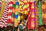 Des gens achètent des fleurs artificielles pour des décorations avant Diwali, la fête hindoue des lumières, sur un marché d'Amritsar le 28 octobre 2024. 