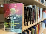 La novela de Julia Álvarez “Cómo las chicas García perdieron su acento” en la Biblioteca Pública de Salem el 19 de septiembre del 2024. El Consejo Escolar de Tillamook votó en agosto del 2024 para remover el libro del currículo de Inglés de Honores del 10º grado de la Escuela Preparatoria Tillamook.