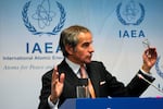 رافائل ماریانو گروسی ، مدیر کل آژانس بین المللی انرژی اتمی ، با روزنامه نگاران شرکت می کند که در یک سمینار یک هفته در آژانس در وین ، اتریش شرکت می کنند ، چهارشنبه ، 28 مه 2025. 