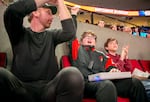 Da esquerda, Jon Vogel, o filho Hank Vogel e o amigo de Hank Flynn Knox bate -papo e torcem durante um jogo de Blazers de Portland Trail em Portland, Oregon, 22 de fevereiro de 2025. Hank, que é cego, diz que, antes que os Blazers da Trail oferecessem o dispositivo tátil oncto 