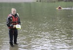 El Capitán Jasmine Zimmer-Stucky probó un nuevo detector de sonar submarino a lo largo del río Sandy.