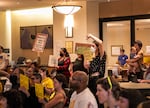 Portlanders se opone a los comentarios públicos el 20 de agosto de 2025 sobre los cambios en la estructura fiscal de los jardines de infancia multnomah para todos los programas en Portland, Oregon.