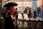 चीनी ग्राहक बीजिंग में Taikoo Li Sanlitun में एक कपड़े की दुकान से टहलते हैं। चीन का शक्तिशाली पोलित ब्यूरो अधिक उपभोक्ता खर्च को प्रोत्साहित करके और गैर-उत्पादक कंपनियों को समाप्त करके आर्थिक विकास को बढ़ावा देने के लिए सत्तारूढ़ कम्युनिस्ट पार्टी की रणनीति को मान्यता देता है "सबसे अच्छा का अस्तित्व।"