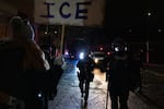 Agentes de la policía de Portland se acercan a cientos de manifestantes en la calle frente a las instalaciones del ICE para confinarlos a las aceras en Portland, Oregón, el jueves 8 de enero de 2026.