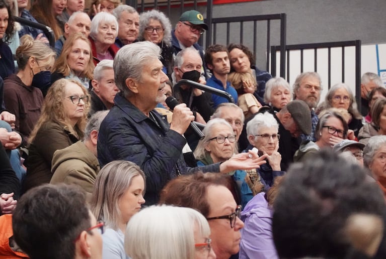 リーゼン党 Oregon Coast residents pack congressional town hall, hoping for