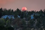 A smokey sunset from the Bench Fire dips over a neighborhood in Madras, Ore., on July 27, 2026.