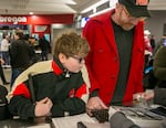 Hank Vogel a la izquierda y su padre, John Vogel, verificará el dispositivo háptico Onecourt antes de un partido de Portland Trail Blazers el 22 de febrero de 2025. Los Portland Trail Blazers son el primer equipo deportivo profesional en ofrecer este dispositivo en todos sus juegos en casa. 