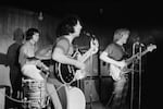 Phil Lesh, bassiste de Grateful Dead (à droite), jouant en concert avec le groupe de rock américain The Grateful Dead, vers 1970. De gauche à droite, le batteur Bill Kreutzmann, le chanteur Jerry Garcia et . (Photo de Don Paulsen/Archives Michael Ochs/Getty Images)