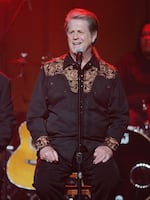 Brian Wilson, smiling, at a Paul Simon tribute concert in 2005.