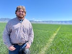 Paul Reed, de 20 años, se está preparando para hacerse cargo del trigo, el césped y la granja baja de su familia cerca de La Grande, Oregon. Cuando su tío se retira