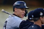 2024 年 10 月 24 日星期四，洛杉磯，紐約洋基隊 (New York Yankees) 的亞倫·賈奇 (Aaron Judge) 在媒體日觀看棒球世界大賽對陣洛杉磯道奇隊 (Los Angeles Dodgers) 的擊球練習。