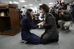 한국은 입양 사기 조사를 중단했다. 입양 사람들은 여전히 ​​진실을 요구합니다