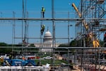 Los trabajadores levantan andamios mientras comienzan la construcción en el National Mall para la Gran Feria Estatal Estadounidense, parte de la celebración del 250 aniversario de Estados Unidos, en Washington, el martes 5 de mayo de 2026.