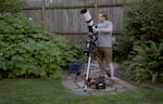 En una captura de pantalla de video capturada en junio de 2024, el fotógrafo Josh Romberg calibró su telescopio en su patio trasero del sureste de Portland.
