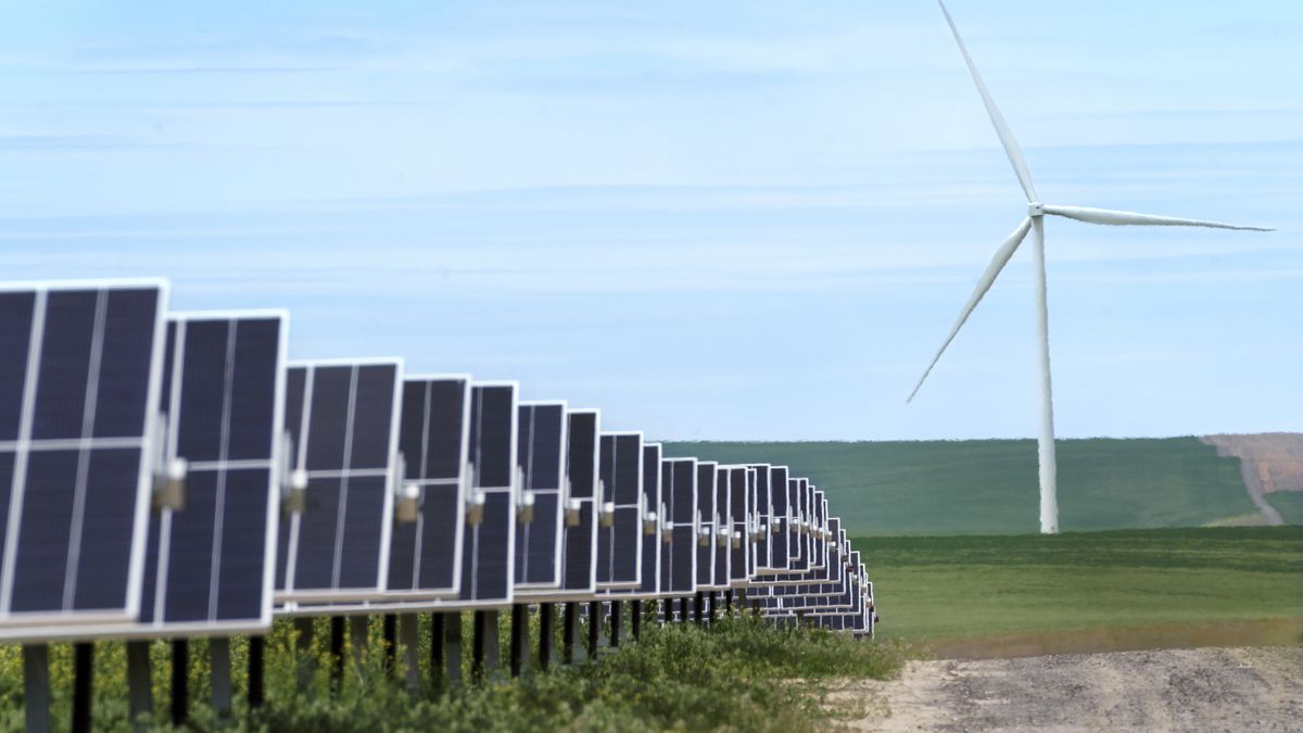 Oregon utility builds nation’s first large-scale wind, solar and battery facility