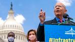 Peter DeFazio speaks at a podium in front of the U.S. Capitol Building.