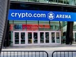 O exterior da Crypto.com Arena é visto em Los Angeles em 1º de janeiro.  26. Muitas empresas de criptomoedas contrataram celebridades para lançar seus produtos e assinaram acordos de patrocínio.